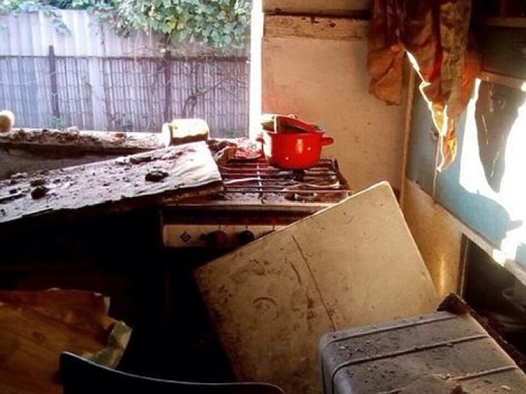 В жилом доме Мелитополя прогремел взрыв, пострадавшего вытащили через окно (ФОТО)