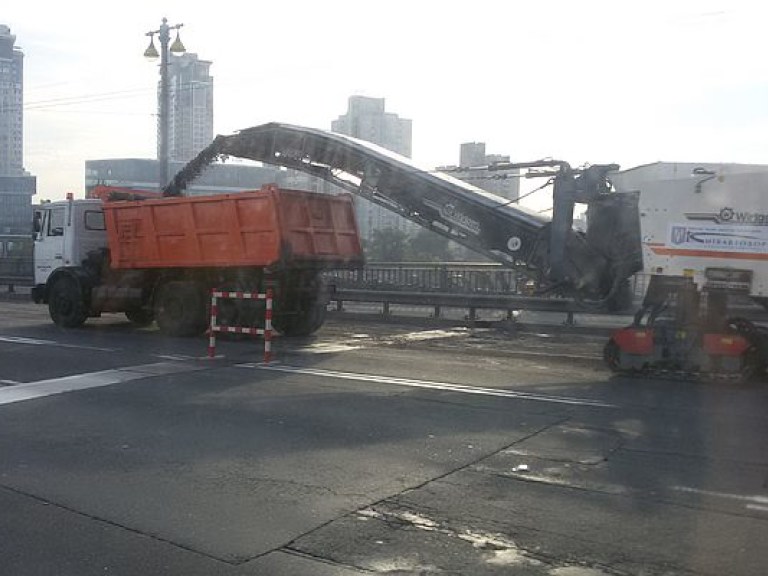 Въезд на мост Патона в Киеве затруднен с обеих сторон из-за ведения ремонтных работ (ФОТО)