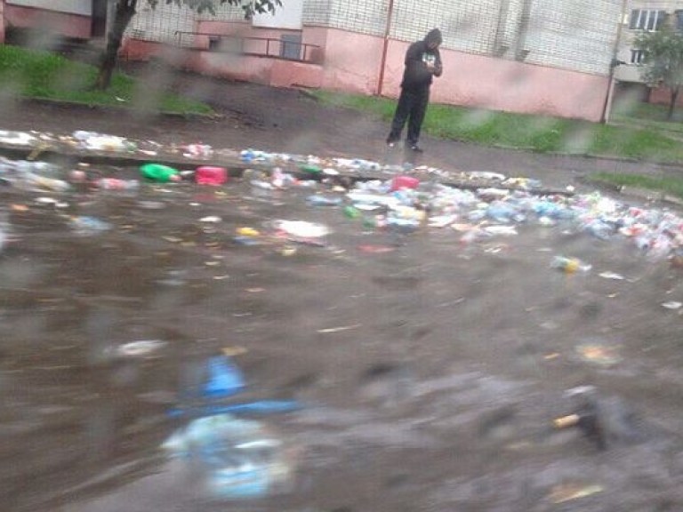 Во Львове из-за сильного дождя начался потоп, мусор поплыл по улицам (ФОТО)