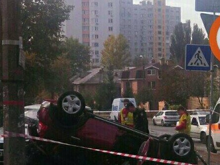 На правом берегу Киева автомобиль опрокинулся в результате ДТП (ФОТО)