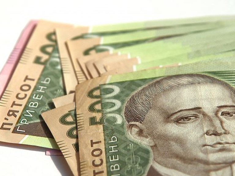 Кабмин даст дополнительных 1,5 миллиарда гривен на зарплату чиновникам в 2016 году