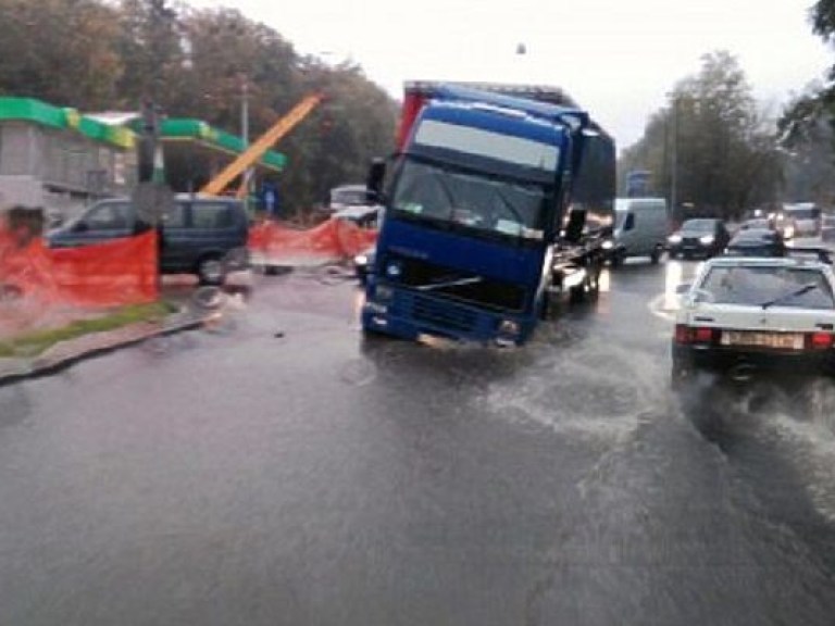 Фура провалилась в коллектор на дороге во Львове (ФОТО)