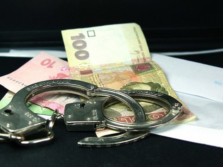 В Сумах чиновники требовали взятку за передачу авто (ФОТО)