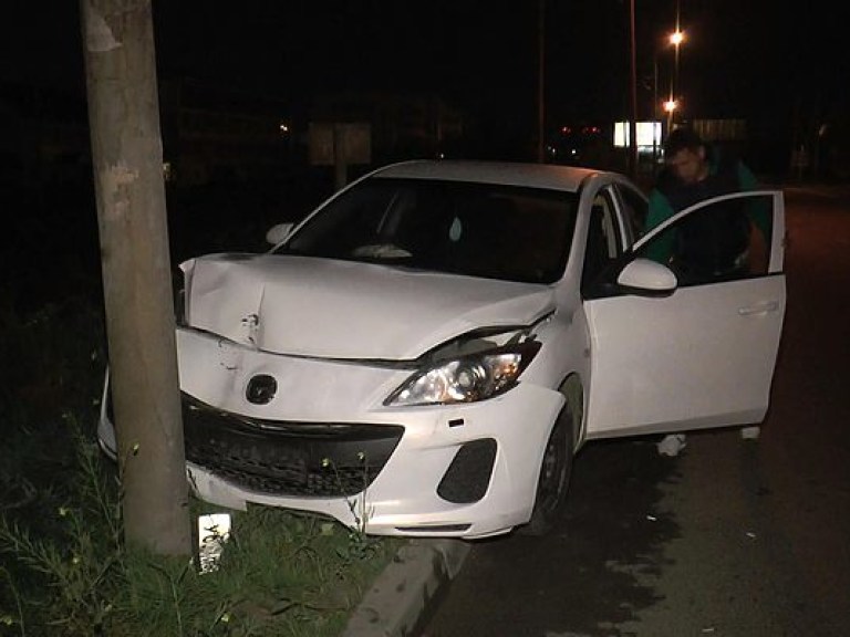 В Харькове авто врезалось в столб, четверо погибли