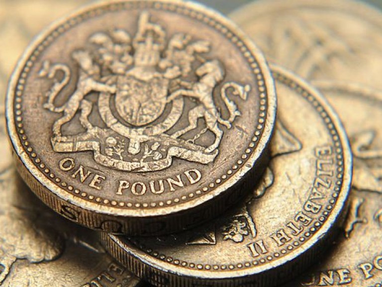 Курс британского фунта стерлингов по отношению к евро снизился до пятилетнего минимума