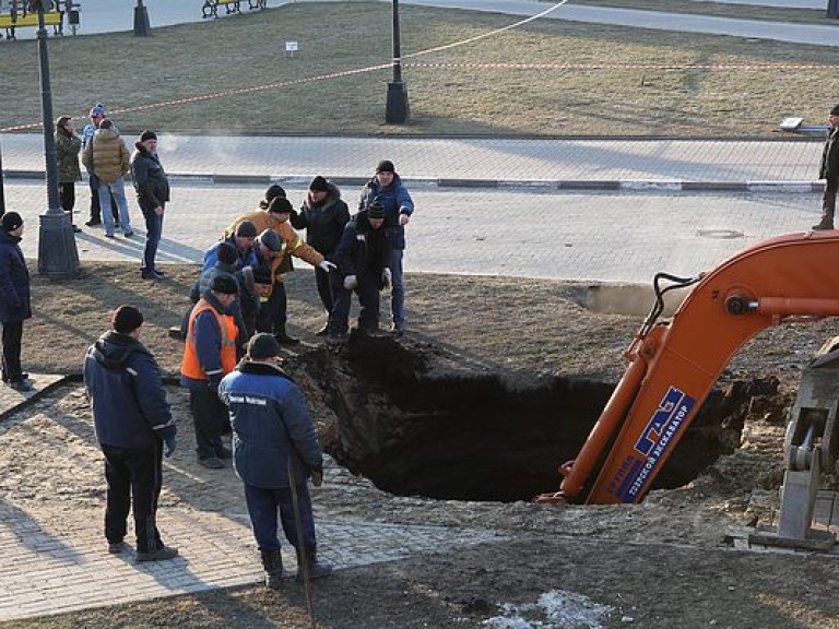 В Виннице в результате обвала грунта погиб человек (ФОТО)