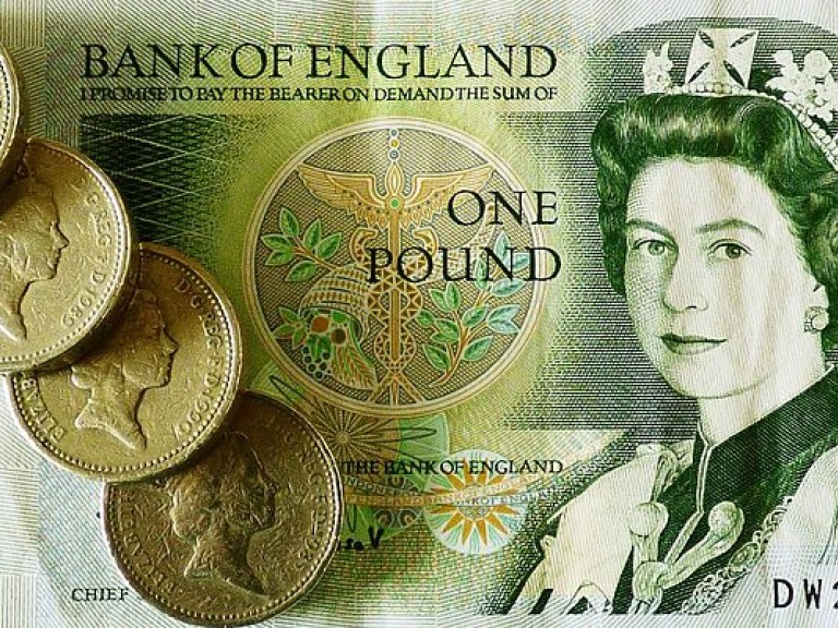 Британский фунт вновь упал до минимума за 30 лет