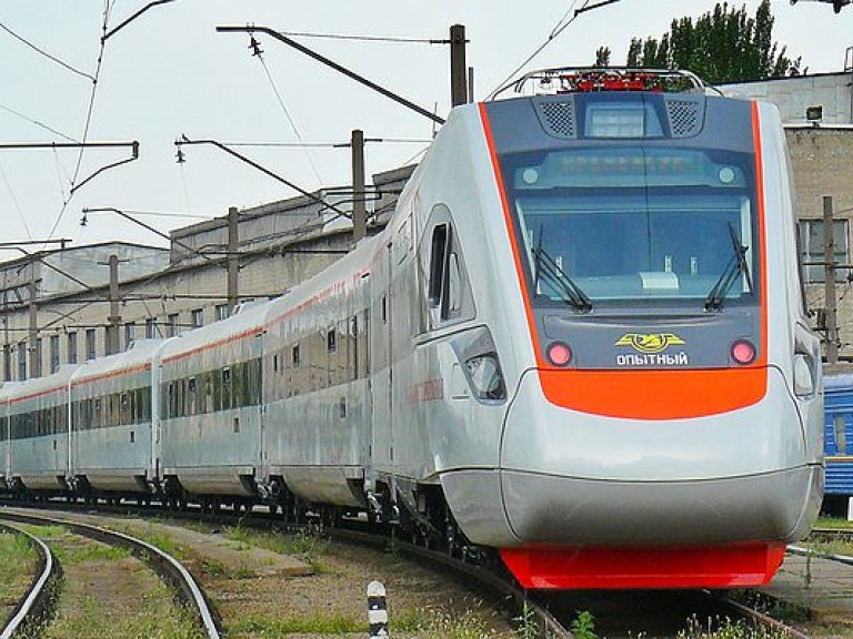 Поезд &#171;Интерсити&#187; сломался по дороге в Запорожье, пассажиров пересадили в другой состав