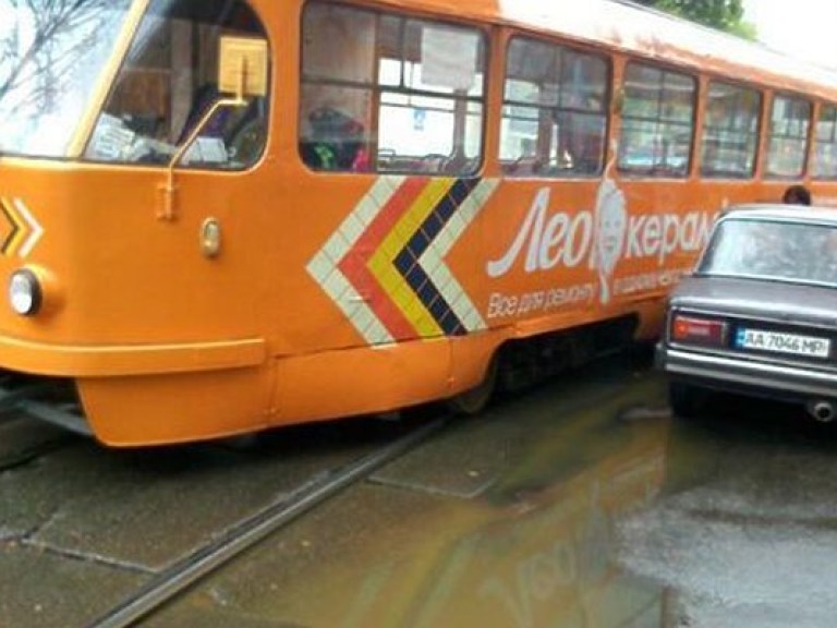 В Киеве трамвай слетел с рельс, протаранив легковушку (ФОТО)