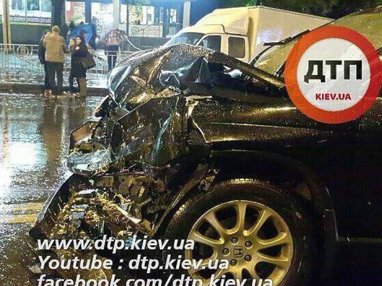 В Киеве на Васильковской водитель сбил двух пешеходов (ФОТО, ВИДЕО)