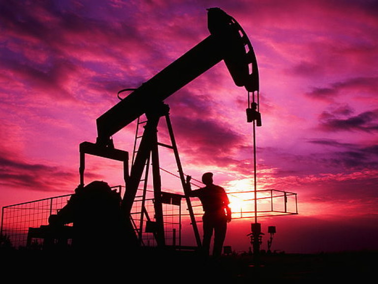Нефть упала с годового максимума