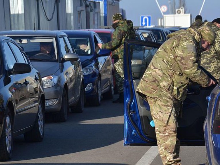 На КПВВ в зоне АТО в очередях застряли 310 автомобилей, на границе Украины с Польшей очереди уменьшились