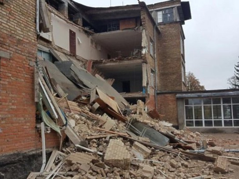 На Киевщине обрушилась стена школы, пострадавших нет (ВИДЕО, ФОТО)