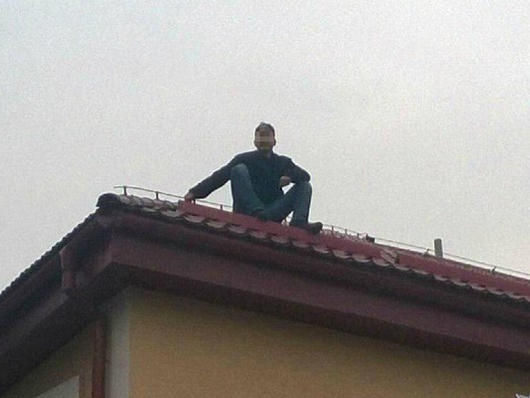 Тернопольские полицейские сняли с крыши психически неуравновешенного мужчину (ФОТО)