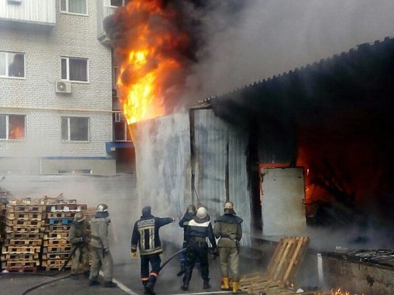 В Днепре произошел пожар на складе торгового центра (ФОТО)