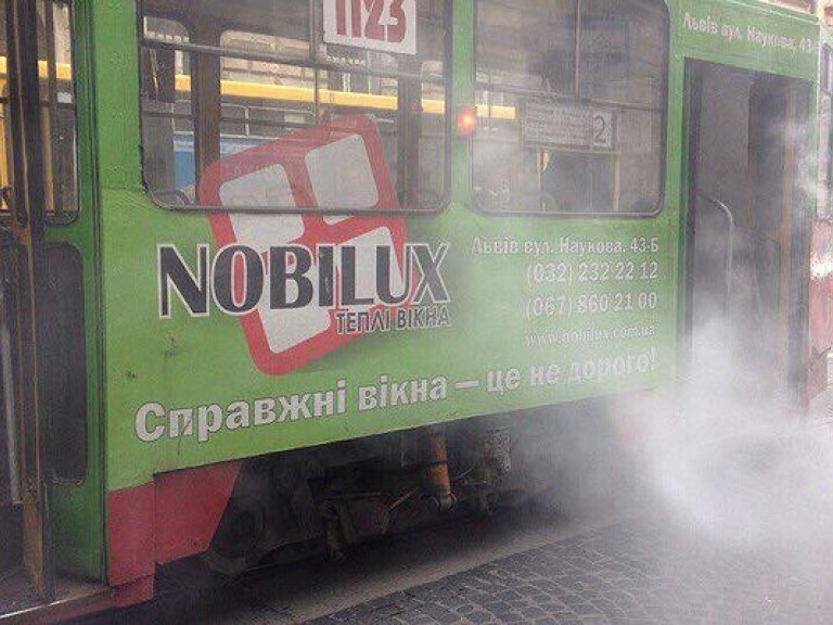 Во Львове во время движения загорелся трамвай (ФОТО)