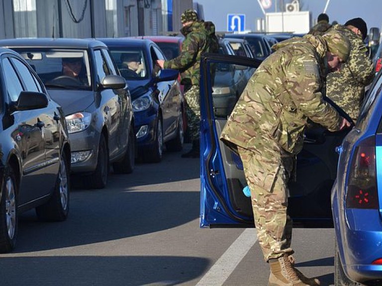 На пункте пропуска &#171;Марьинка&#187; образовались очереди из 420 автомобилей