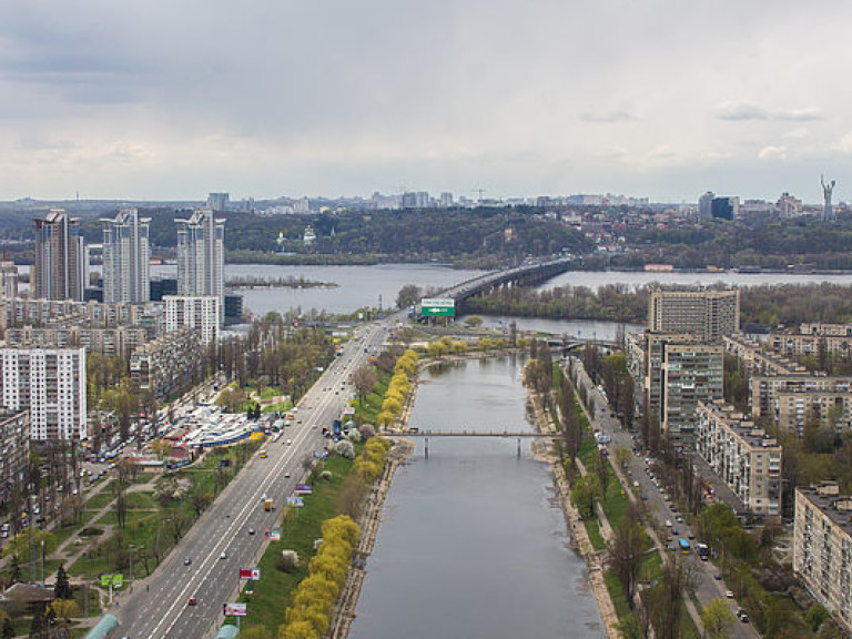 В Киеве с Русановского моста упала женщина