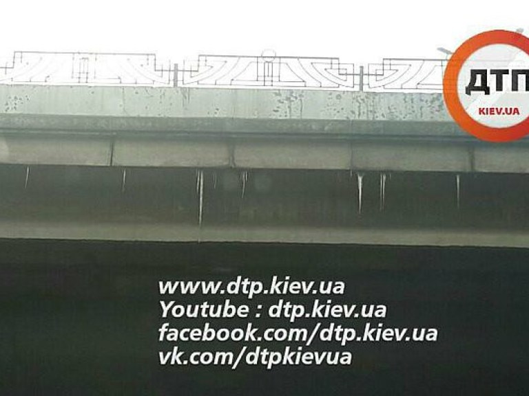 В туннеле под столичной Севастопольской площадью жизни людей угрожают сосульки-«убийцы» (ФОТО)
