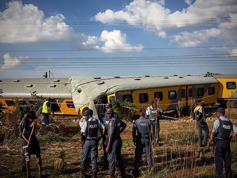 В ЮАР столкнулись два поезда, есть погибшие (ФОТО)