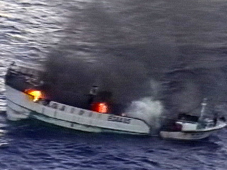 В Тихом океане горит судно под флагом Тайваня, на борту – 52 пассажира
