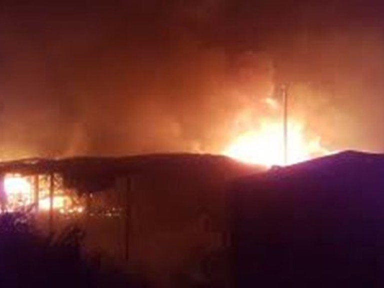 В Кале разгорелся сильный пожар на месте сноса стихийного лагеря с мигрантами (ФОТО)