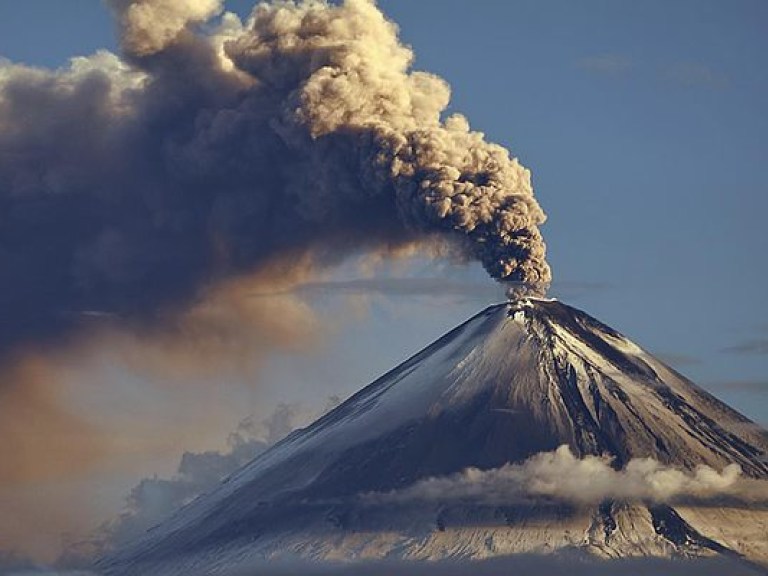Вулкан на Камчатке выбросил столб пепла на 6,5 километра