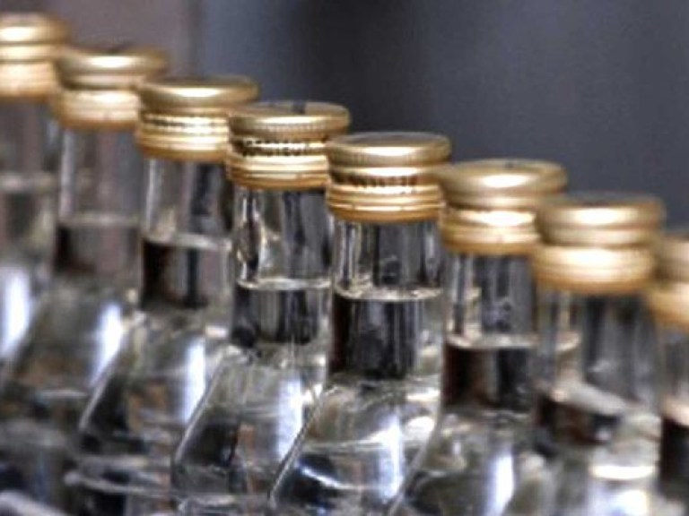 Налоговая милиция изъяла более двух тысяч литров фальсифицированного алкоголя в Запорожье  (ФОТО)