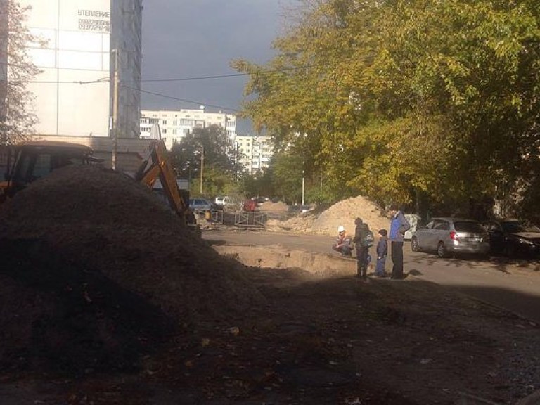 В Киеве возле жилого дома коммунальщики раскопали три места прорыва воды (ФОТО)