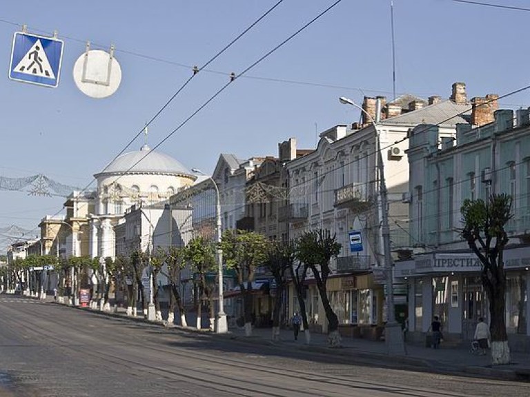 Жители Винницы вышли на пикет против повышения тарифов ЖКХ и начали штурм мэрии (ФОТО)