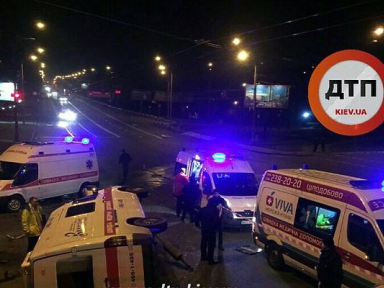 В Киеве на перекрестке Renault врезался в авто скорой помощи, есть жертвы (ФОТО)