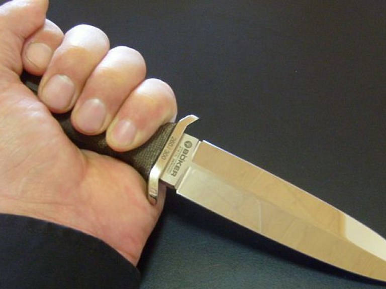 В Херсоне преступник ударил знакомого мужчину ножом в живот – полиция