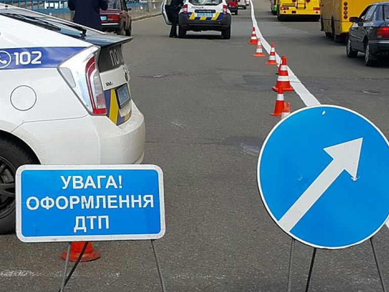В Киеве Porsche врезался в припаркованное авто, есть жертвы (ФОТО)