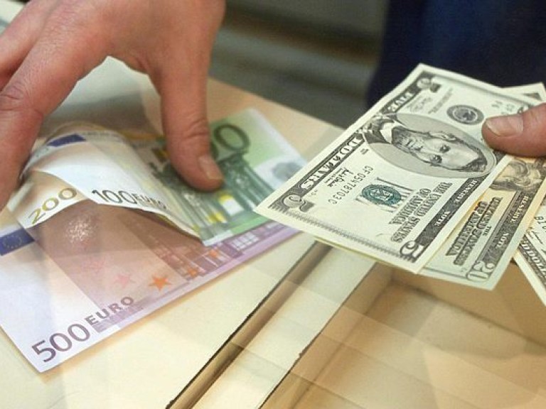 Сегодня в киевских обменниках доллар продают по 25,59 гривны