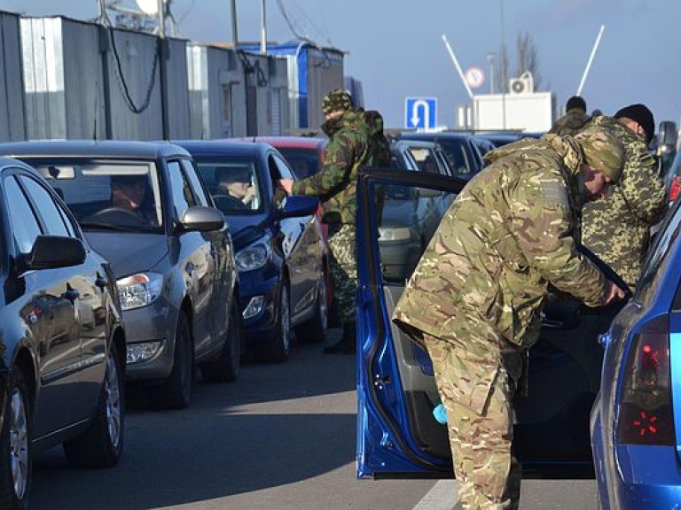 На КПВВ &#171;Марьинка&#187; образовалась очередь из 500 автомобилей