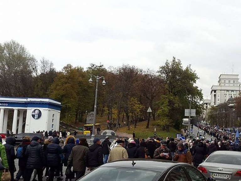 К Кабмину направилось несколько тысяч активистов с требованиями повысить стипендии и снизить тарифы