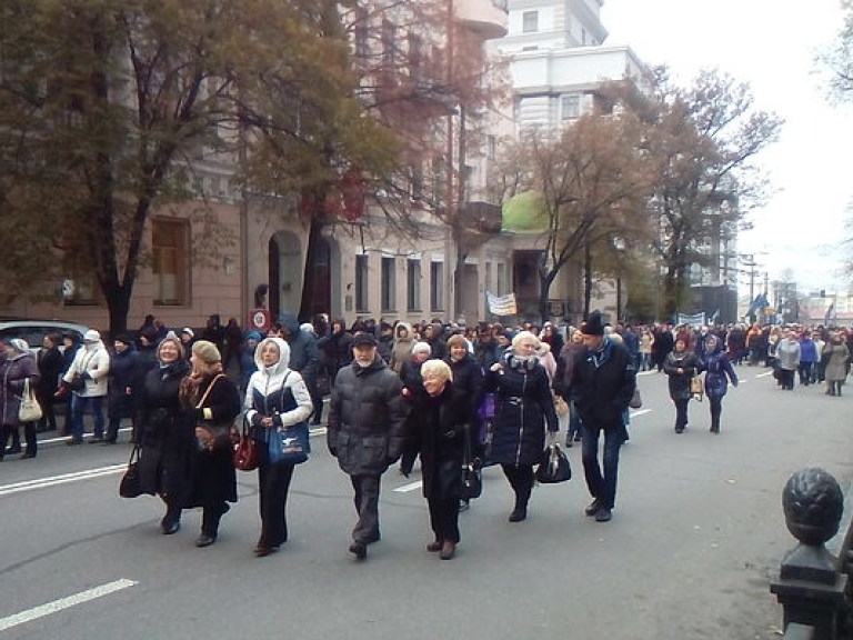 В Киеве митингующие члены профсоюзов прорвались сквозь ряды полиции к зданию Рады (ФОТО, ВИДЕО)