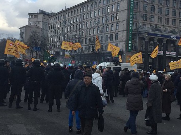 В Киеве на митинге вкладчиков банка в стычках с полицией пострадал человек (ФОТО, ВИДЕО)