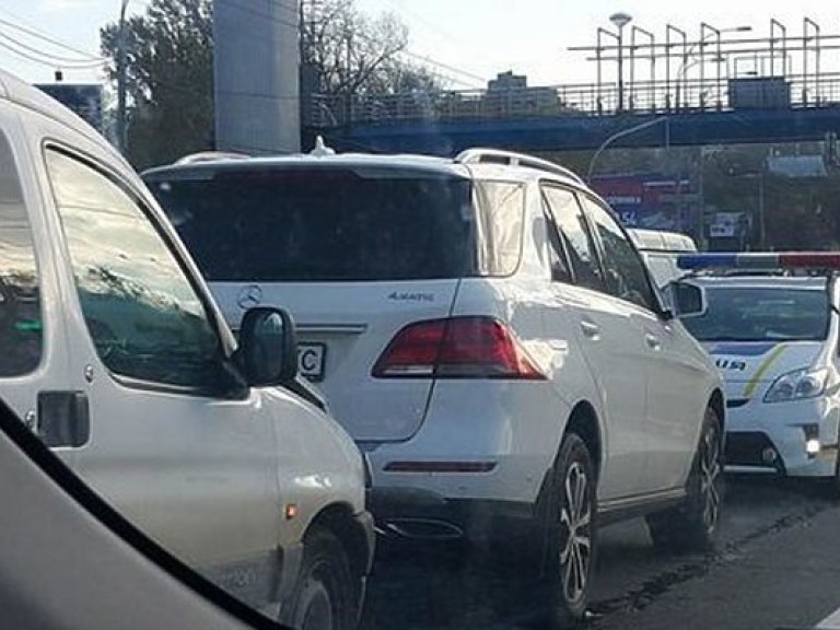 В Киеве на проспекте Лобановского столкнулись Citroen и Mercedes, образовалась пробка (ФОТО)