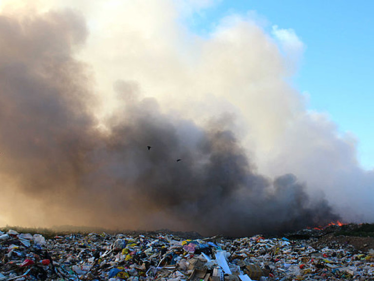 В Полтавской области горит свалка