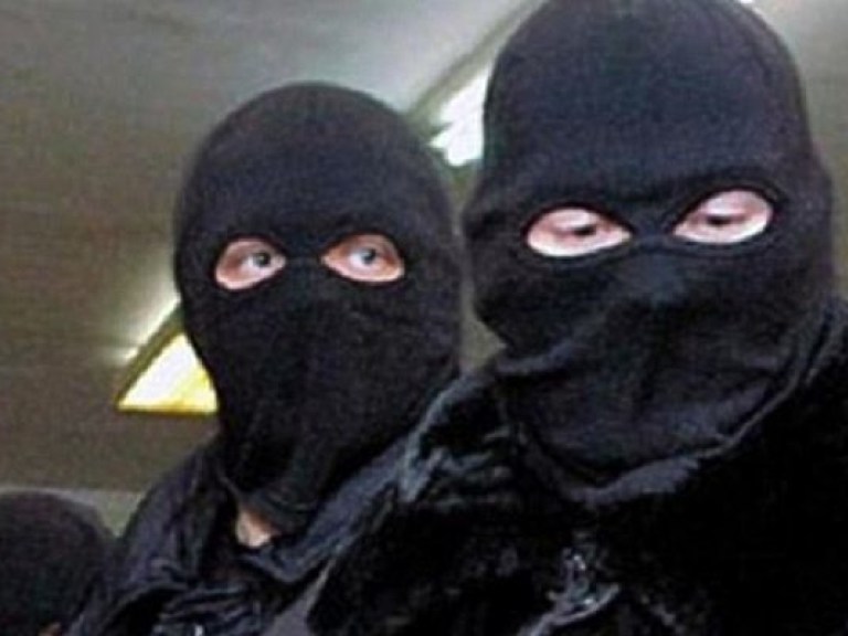 В Киеве трое неизвестных в масках отобрали у водителя Volkswagen Golf сумку с деньгами и документами