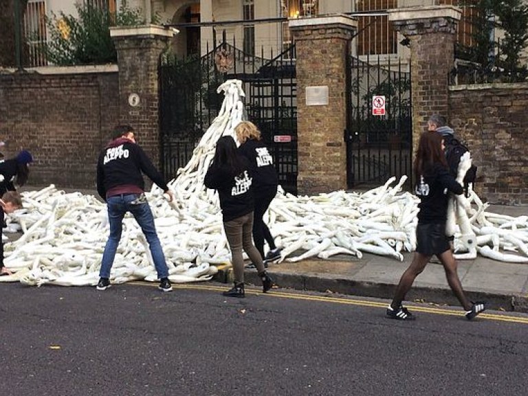Российское посольство в Лондоне забросали пластиковыми конечностями (ФОТО)