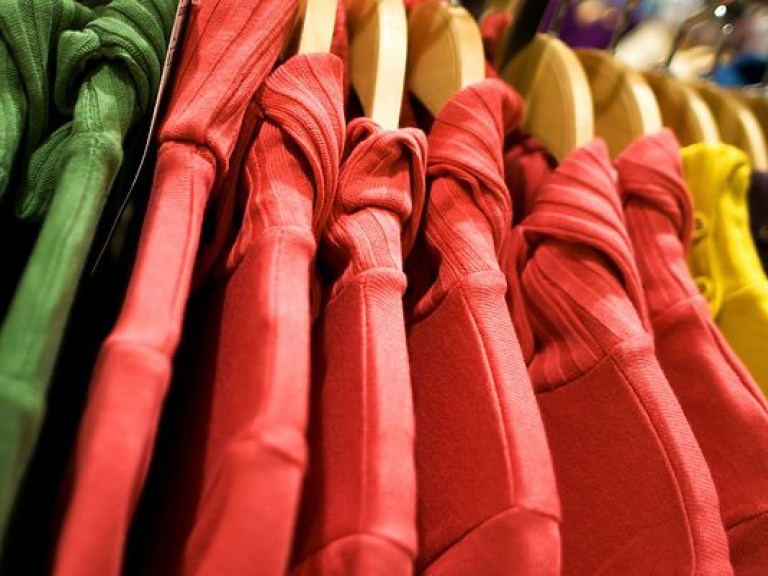 Объемы ввозимой в Украину импортной одежды и обуви существенно снизились — эксперт