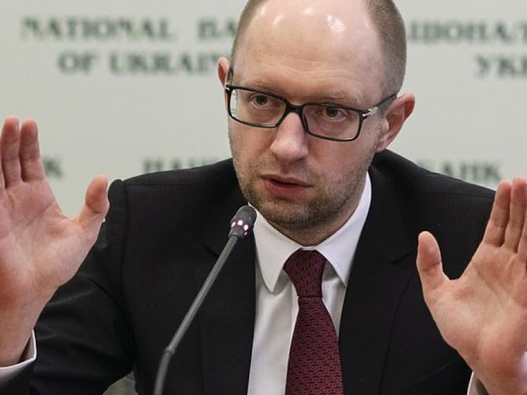 Яценюк боится подавать е-декларацию, но промедление для него повышает риск начала расследования – политолог