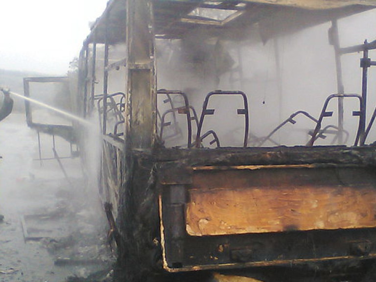 В Харьковской области во время движения сгорел рейсовый автобус (ФОТО)