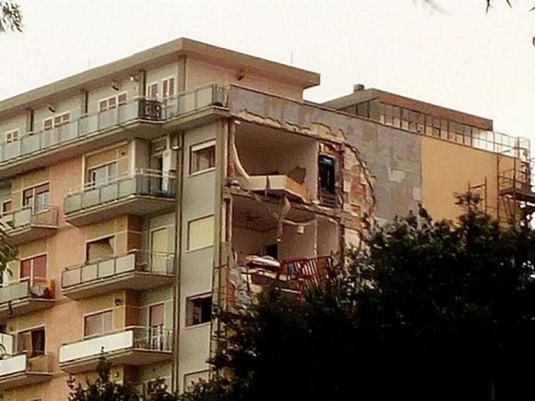 В Италии два человека погибли и около 10 пострадали в результате урагана (ФОТО)