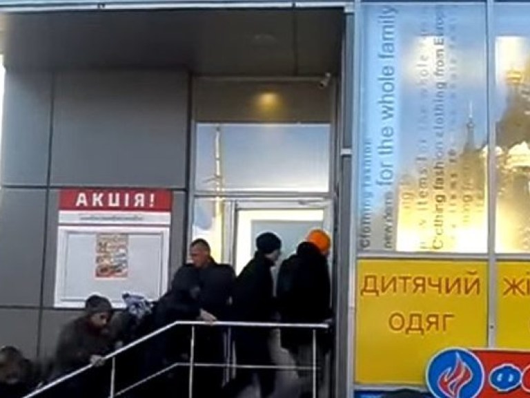 В Сети обсуждают большую очередь в секонд-хэнд Запорожья (ВИДЕО)