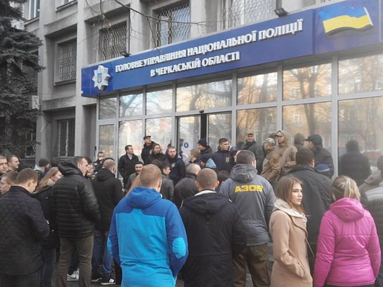 В Черкассах митингующие взяли штурмом кабинет начальника областной полиции &#8212; СМИ (ФОТО)