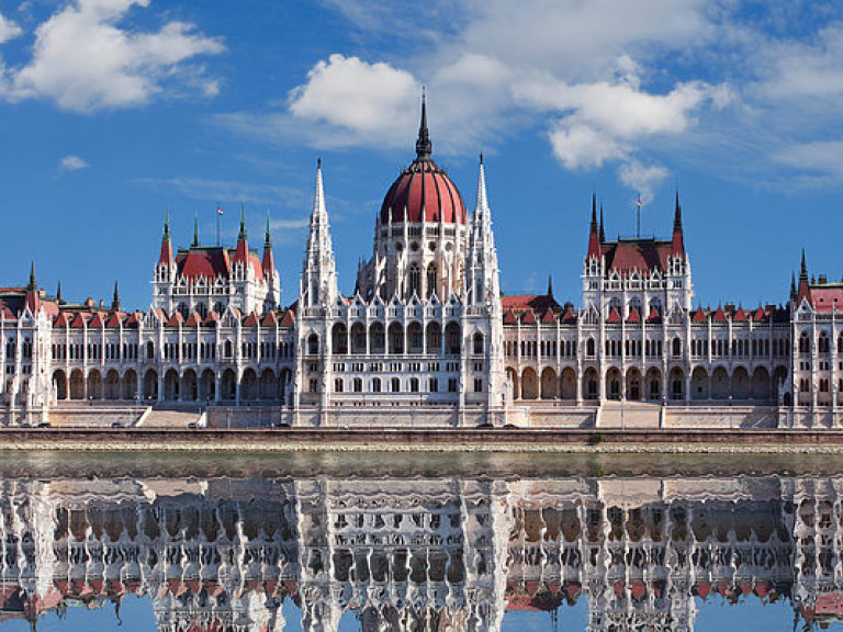Парламент Венгрии отказался поддержать запрет квот для мигрантов