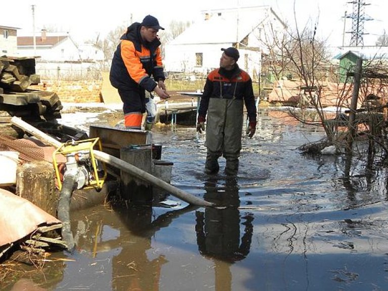 В Дарницком районе Киева водой из озера затопило подвалы